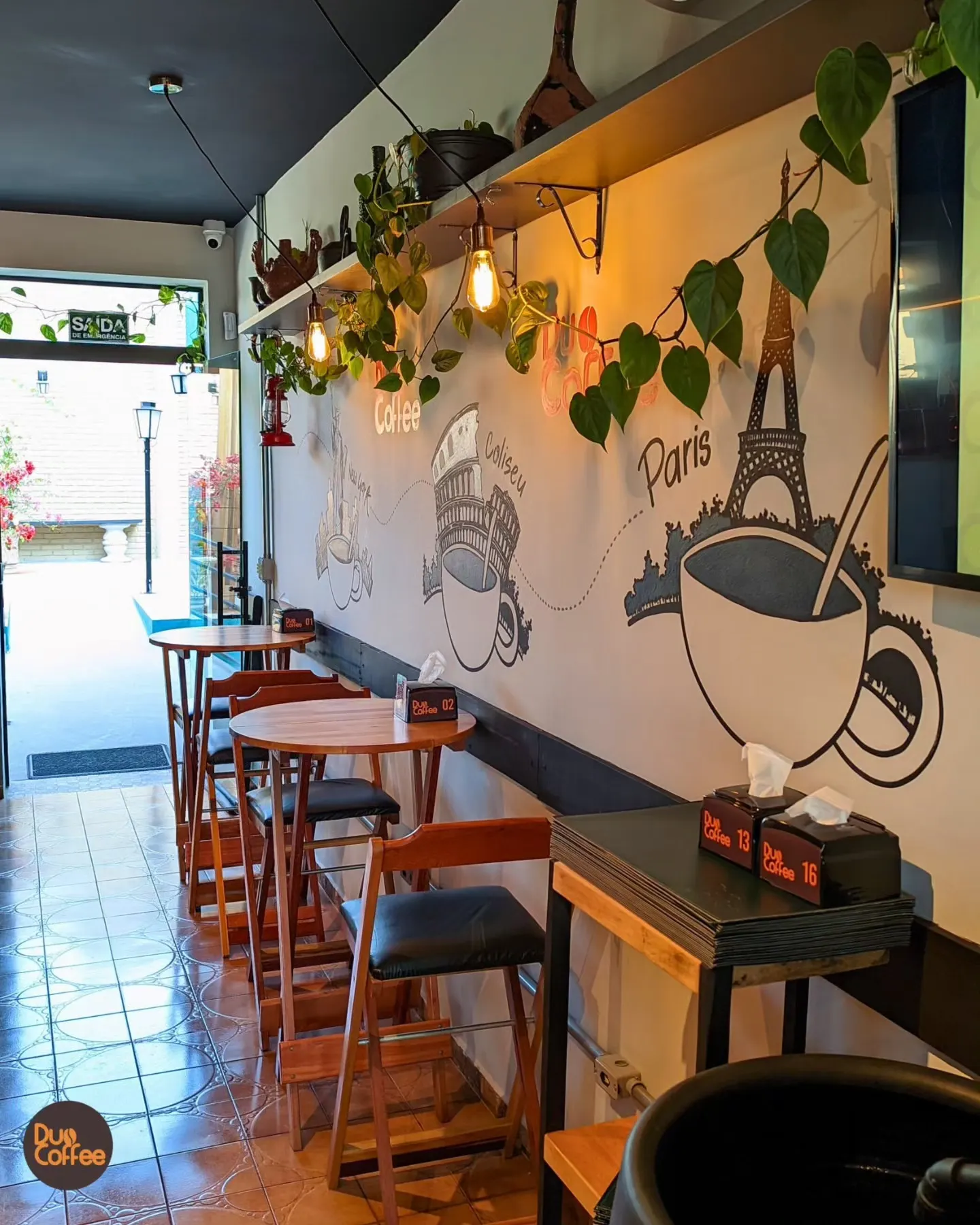 Mesa montada para um encontro, com luzes e decoração