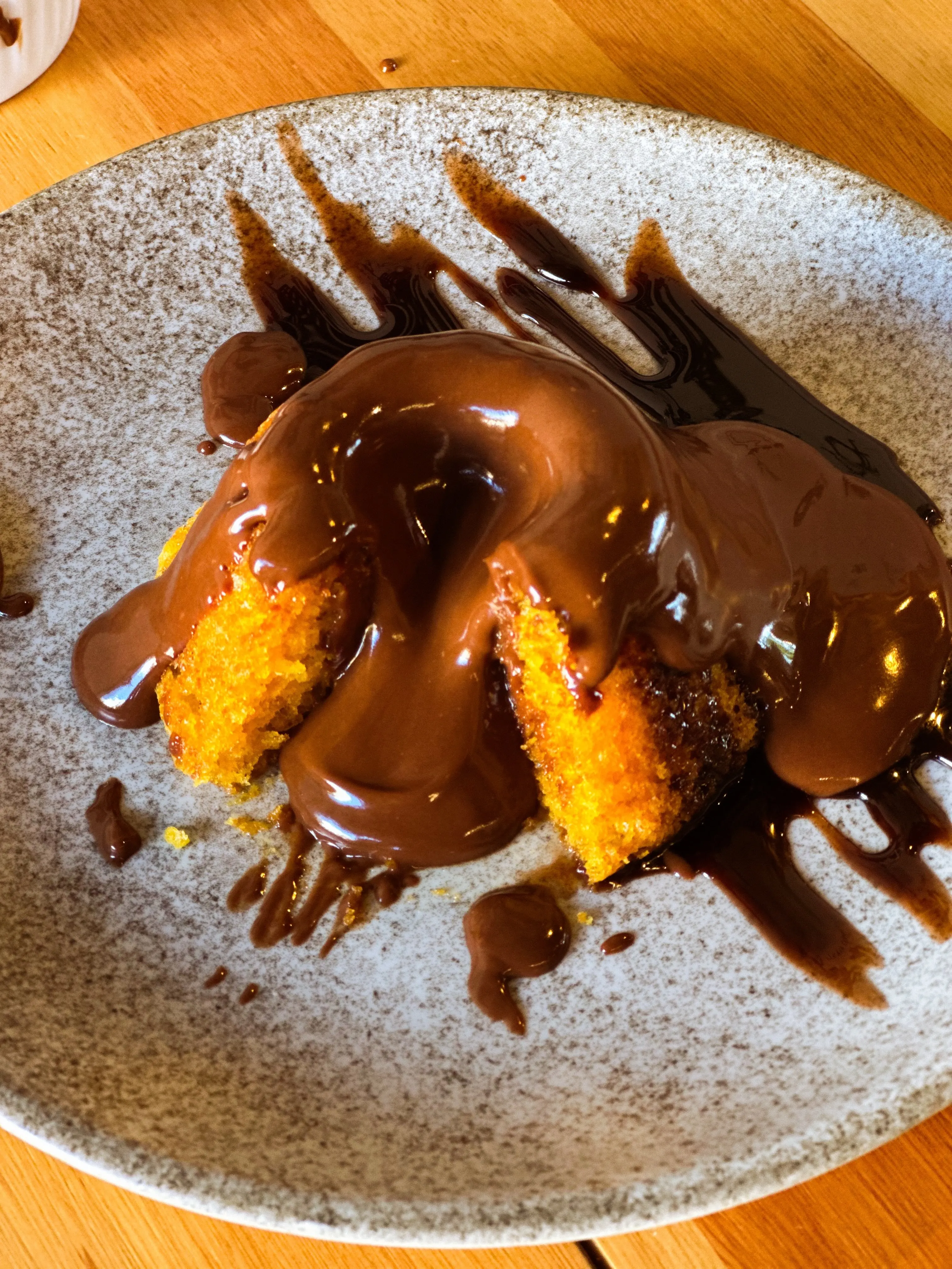 Bolinho vulcão com calda de chocolate, sobremesa da casa