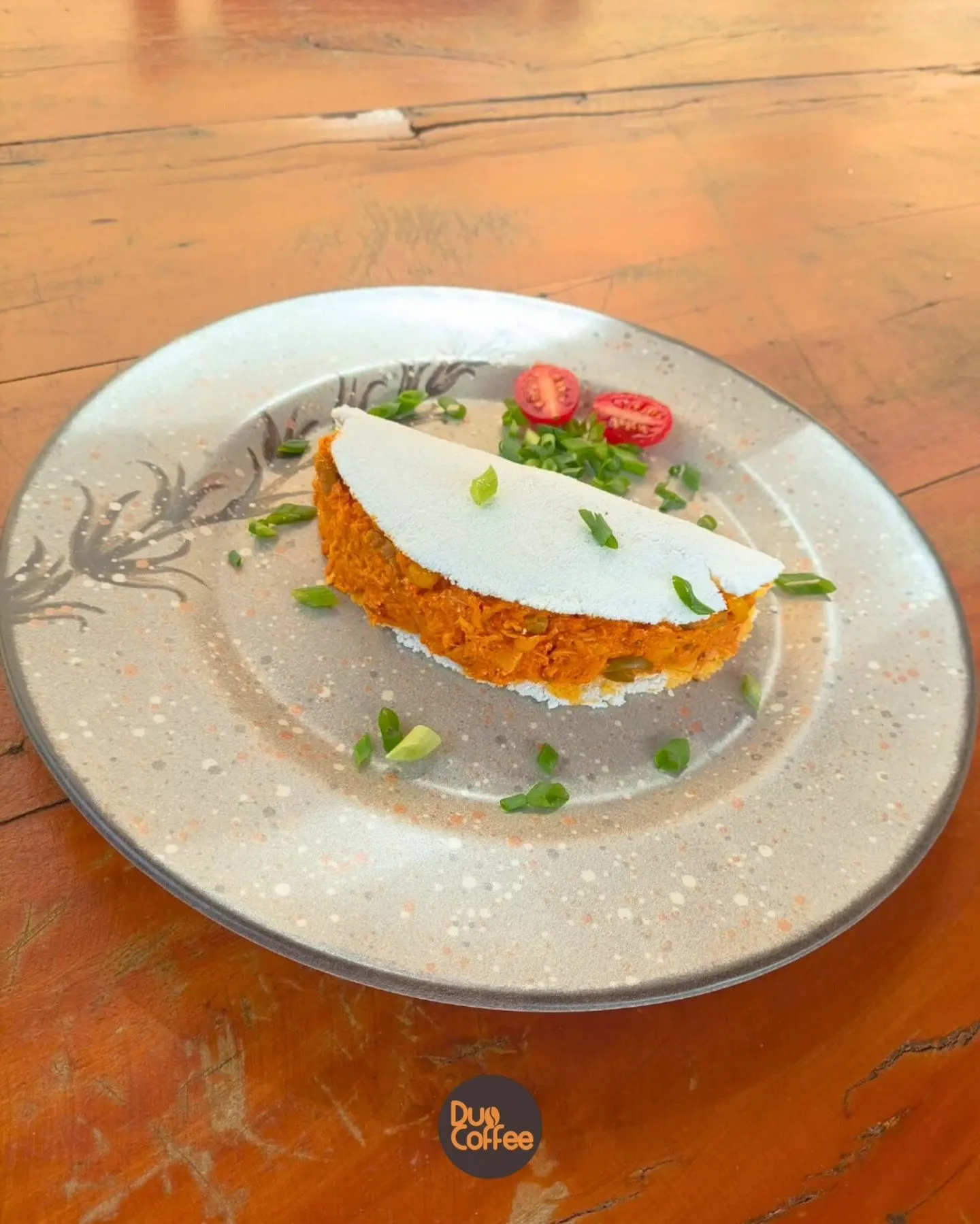 Tapioca de frango servida no prato sobre a mesa
