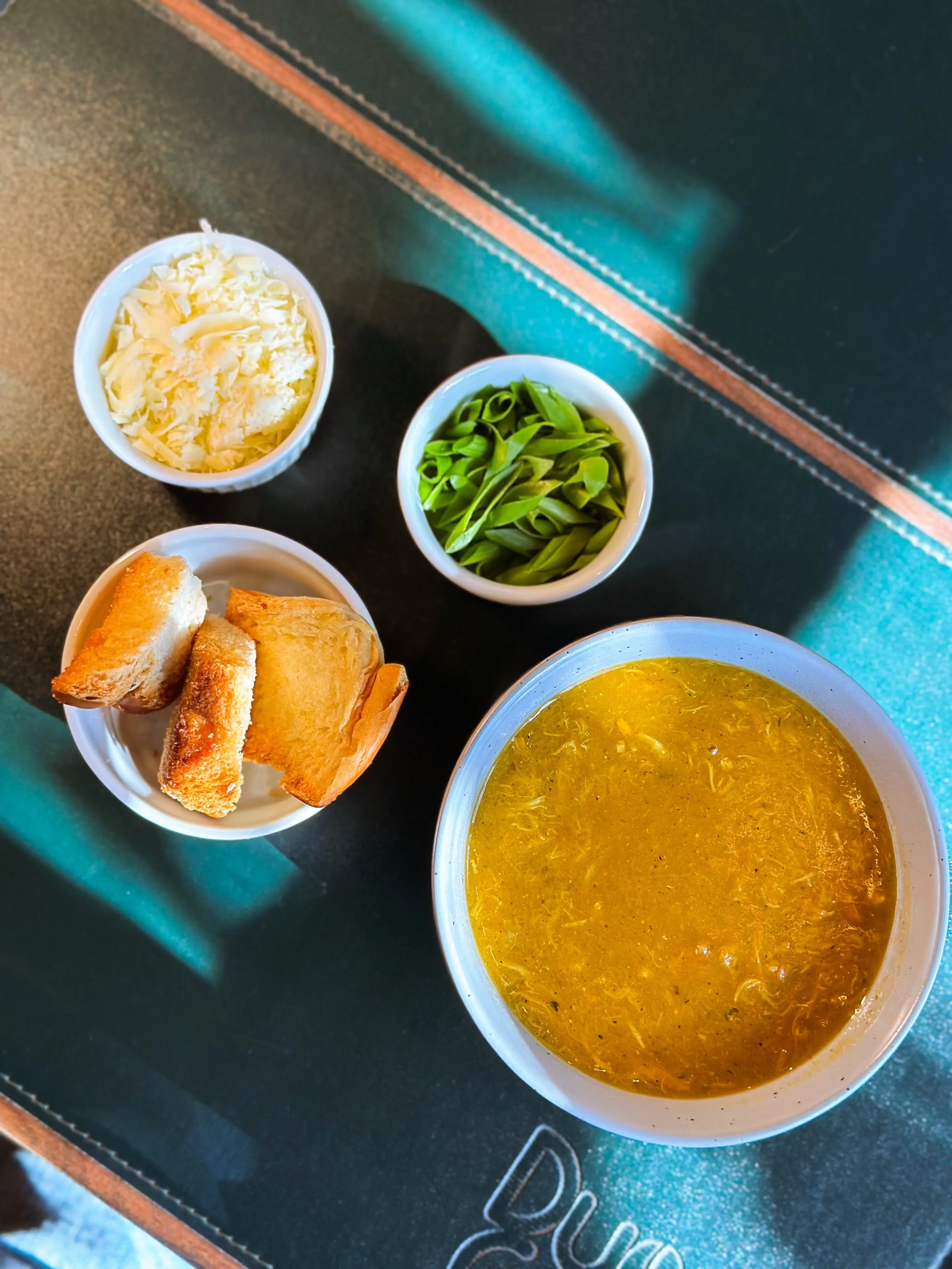 Caldo quente de inverno servido com acompanhamentos