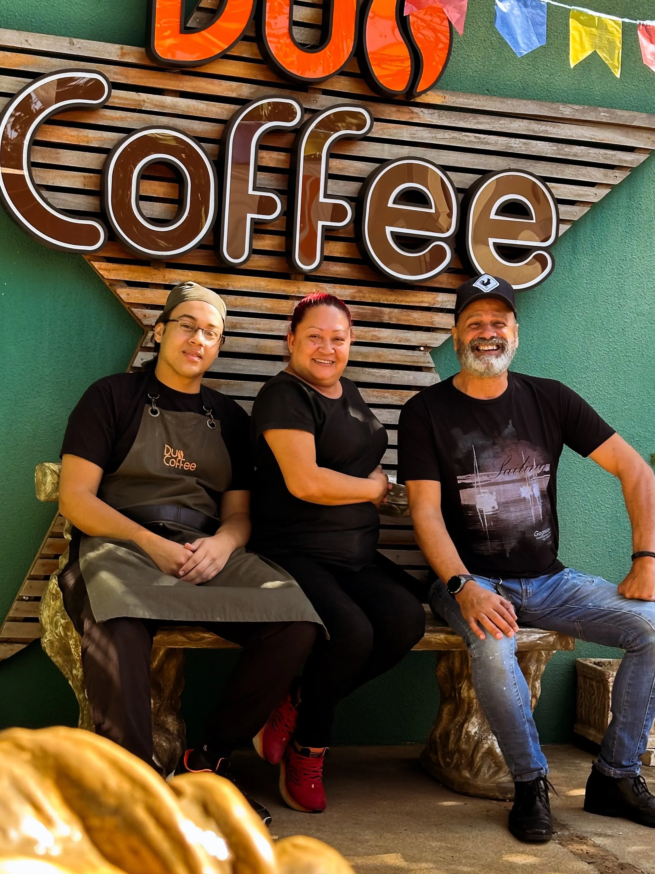 Equipe da Duo Coffee reunida em frente ao letreiro da casa